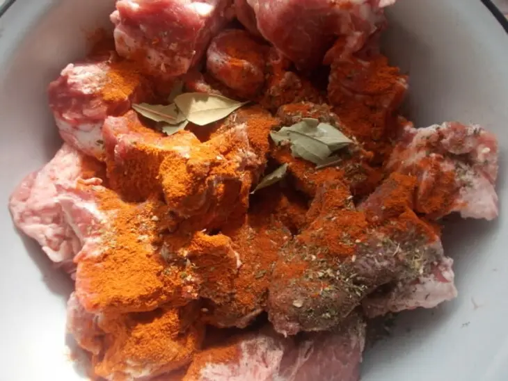 Свиной шашлык с луком и сладкой паприкой: шаг 1