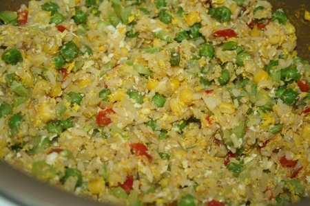 Жареный рис с овощами и яйцом по-китайски: шаг 6