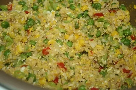 Жареный рис с овощами и яйцом по-китайски: шаг 6