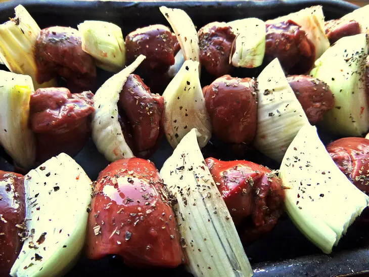 Шашлык из нежной печёнки с луком и фенхелем: шаг 6