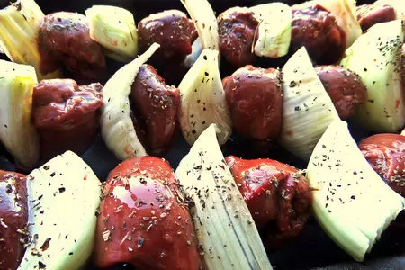 Шашлык из нежной печёнки с луком и фенхелем: шаг 6
