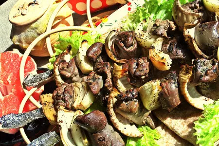 Шашлык из нежной печёнки с луком и фенхелем: шаг 8