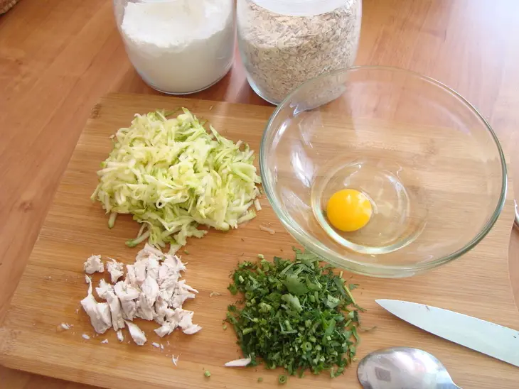 Кабачковая запеканка с зеленью и курицей: шаг 1