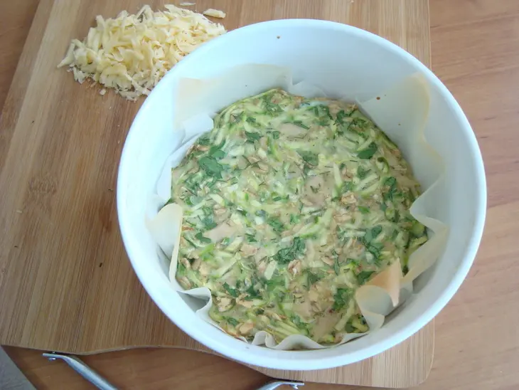 Кабачковая запеканка с зеленью и курицей: шаг 4