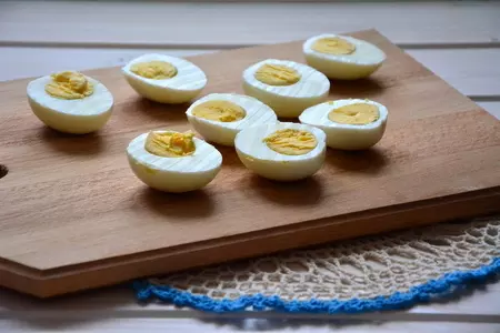 Пикантный салат в апельсиновых корзиночках: шаг 3