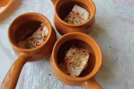 Сирене по шопски в гювече (брынза по шопски в горшочках): шаг 3