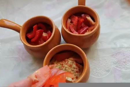 Сирене по шопски в гювече (брынза по шопски в горшочках): шаг 4