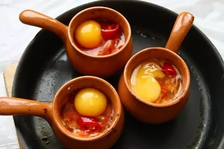 Сирене по шопски в гювече (брынза по шопски в горшочках): шаг 6