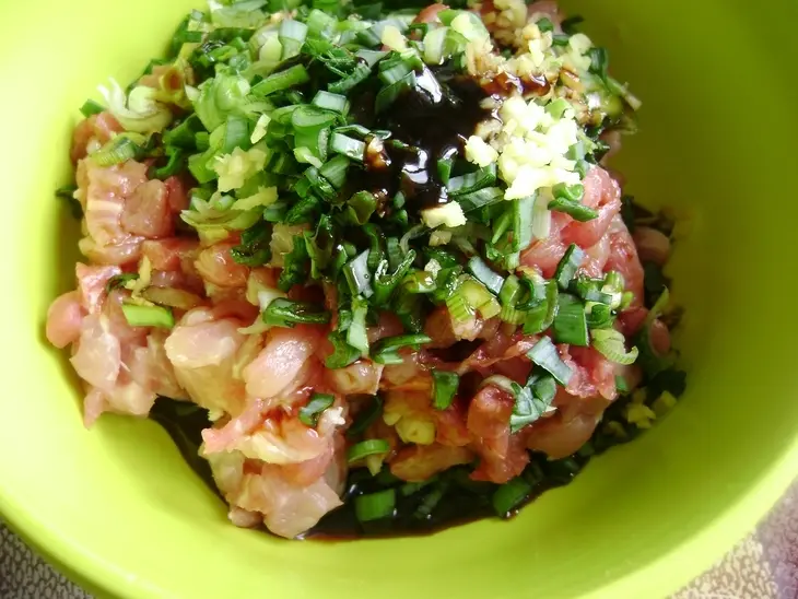 Мантоны с пикантной мясо -овощной начинкой. и небольшой бонус -перечное масло.: шаг 1