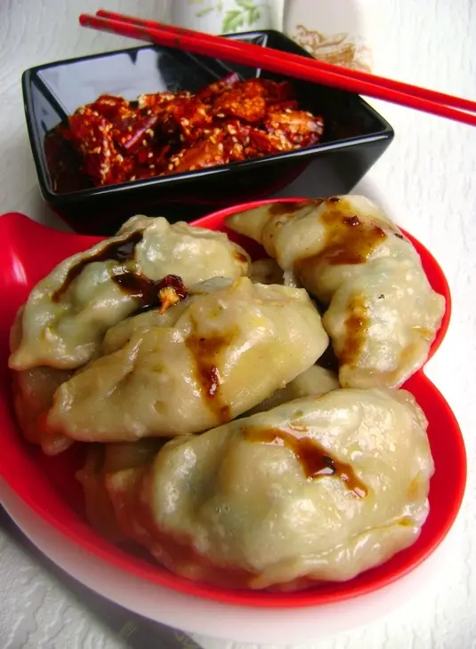 Мантоны с пикантной мясо -овощной начинкой. и небольшой бонус -перечное масло.: шаг 5