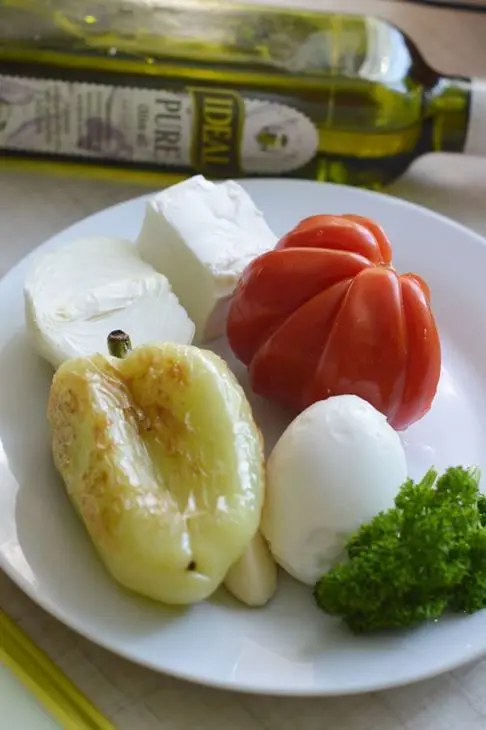 Салат с брынзой, помидорами и жареным перцем: шаг 1