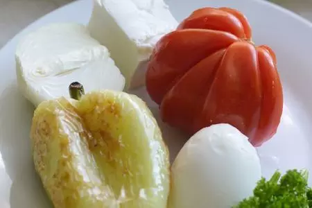 Салат с брынзой, помидорами и жареным перцем: шаг 1