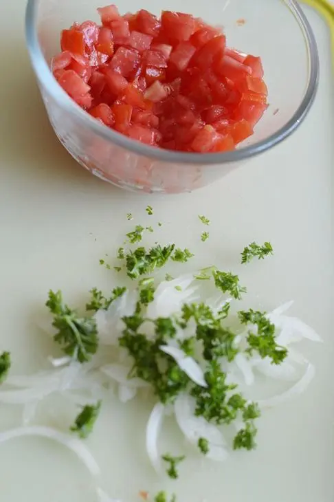 Салат с брынзой, помидорами и жареным перцем: шаг 2