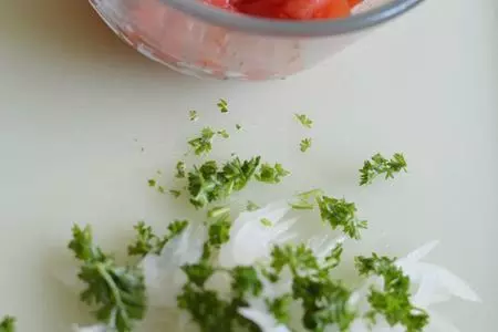 Салат с брынзой, помидорами и жареным перцем: шаг 2