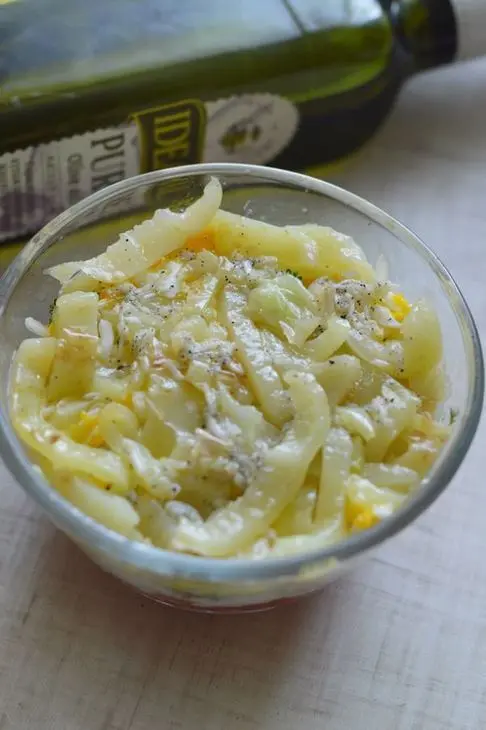 Салат с брынзой, помидорами и жареным перцем: шаг 4