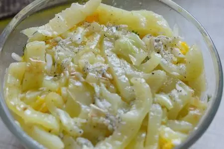 Салат с брынзой, помидорами и жареным перцем: шаг 4