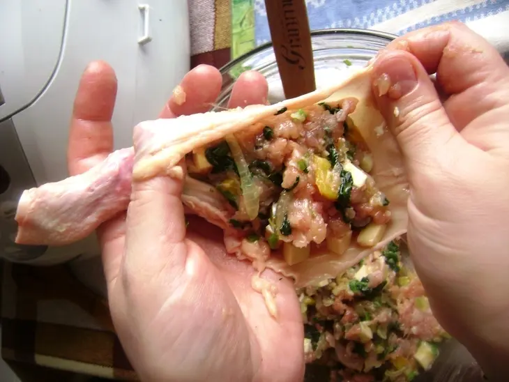 Ножки куриные, фаршированные шпинатом, сыром и овощами.: шаг 2
