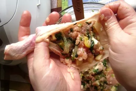 Ножки куриные, фаршированные шпинатом, сыром и овощами.: шаг 2