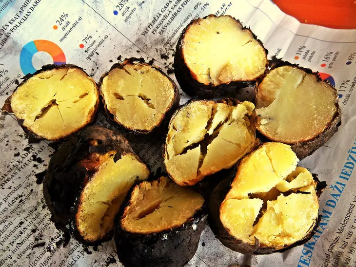 Бутерброды с печёной картошкой,киви и килькой: шаг 2