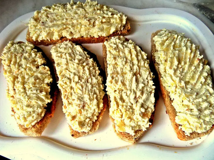 Бутерброды с печёной картошкой,киви и килькой: шаг 4