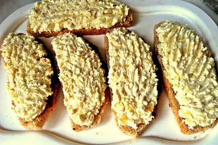 Бутерброды с печёной картошкой,киви и килькой: шаг 4