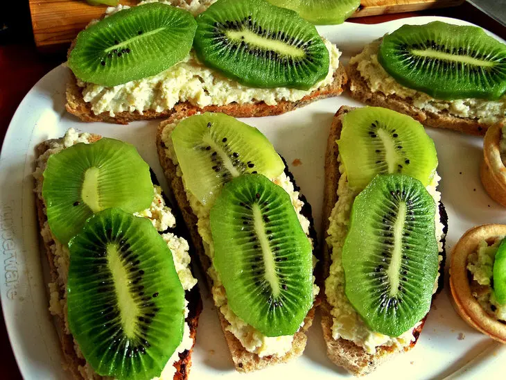 Бутерброды с печёной картошкой,киви и килькой: шаг 5