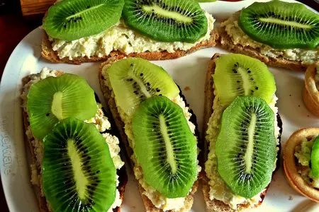Бутерброды с печёной картошкой,киви и килькой: шаг 5