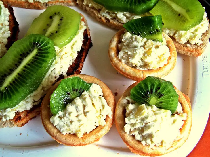 Бутерброды с печёной картошкой,киви и килькой: шаг 6