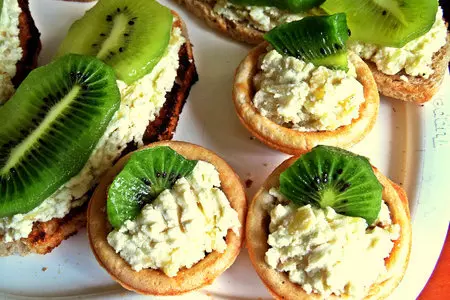 Бутерброды с печёной картошкой,киви и килькой: шаг 6