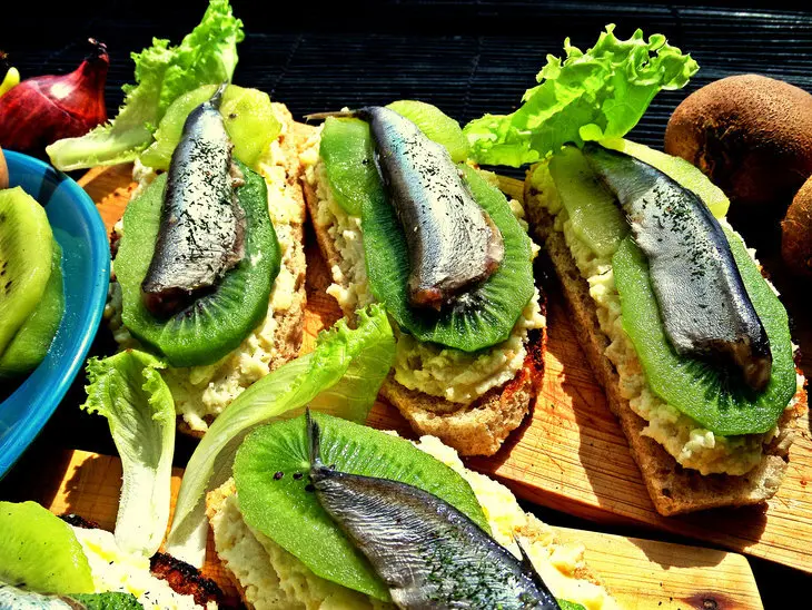 Бутерброды с печёной картошкой,киви и килькой: шаг 8