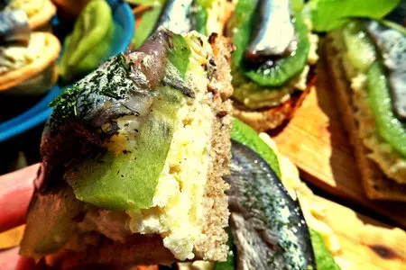Бутерброды с печёной картошкой,киви и килькой: шаг 9