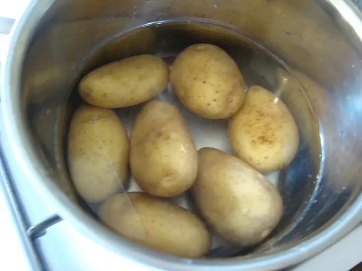 Жаренный картофель с перцем и солью (сянцзань цзяоянь сяо тудоу): шаг 1