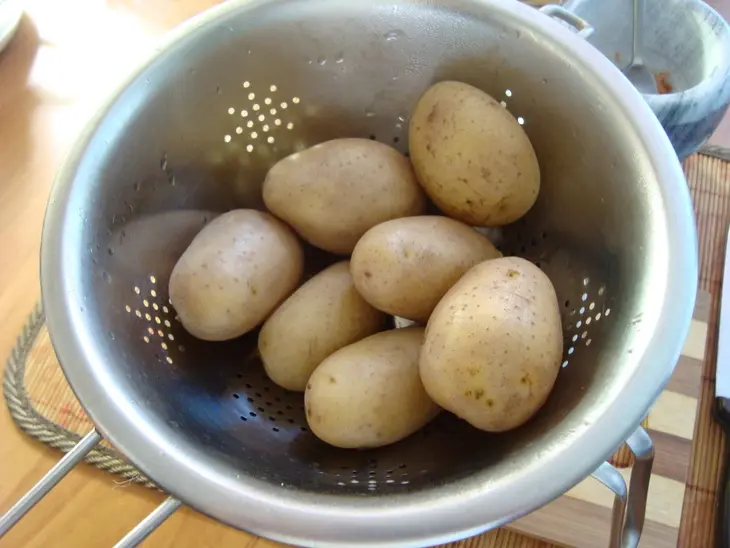 Жаренный картофель с перцем и солью (сянцзань цзяоянь сяо тудоу): шаг 4