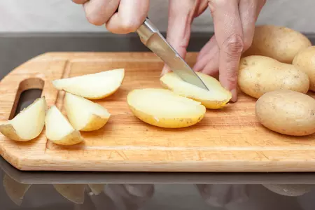 Салат из картофеля и тунца с луком и петрушкой: шаг 1