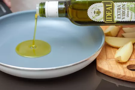 Салат из картофеля и тунца с луком и петрушкой: шаг 2
