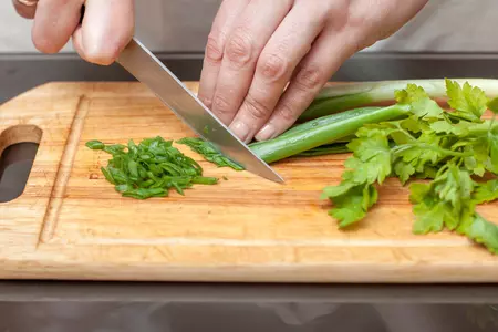 Салат из картофеля и тунца с луком и петрушкой: шаг 5