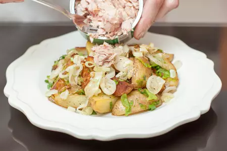 Салат из картофеля и тунца с луком и петрушкой: шаг 7