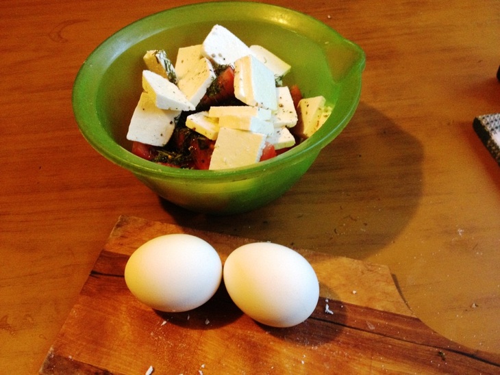 Салат с брынзой, помидорами и яйцом: шаг 3
