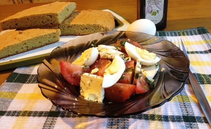 Салат с брынзой, помидорами и яйцом: шаг 4