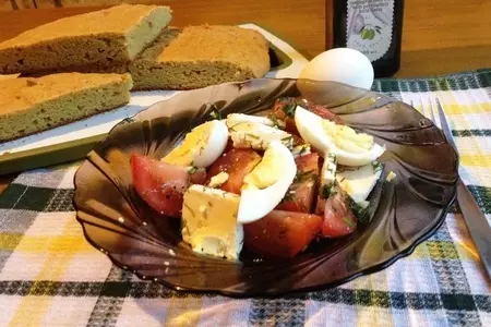 Салат с брынзой, помидорами и яйцом: шаг 4