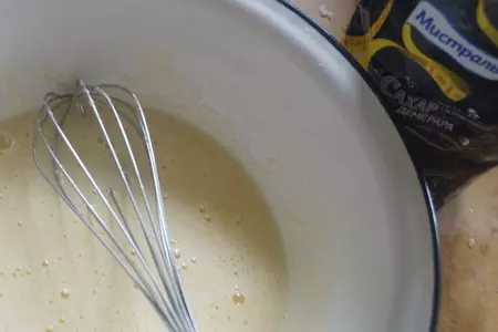 Кекс сметанный двухслойный с вишней: шаг 1