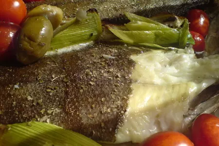 Камбала,запечённая с пореем и помидорками: шаг 5