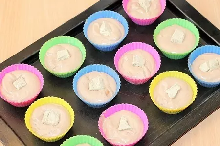 Шоколадные капкейки  с халвой: шаг 7