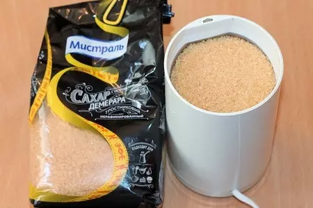 Шоколадные капкейки  с халвой: шаг 8