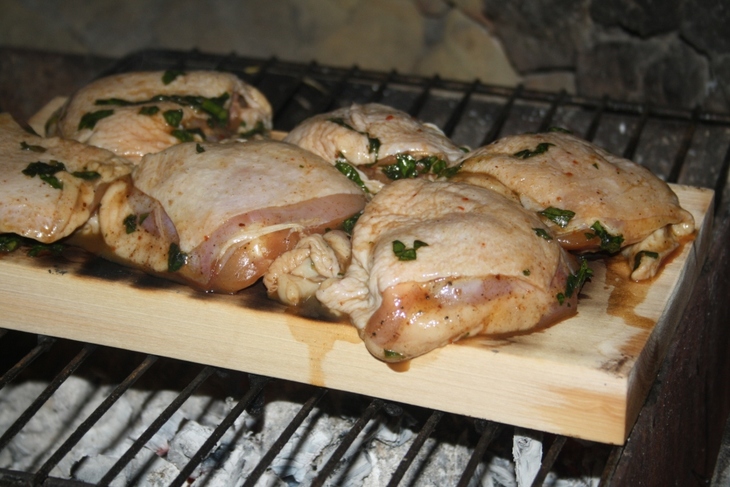 Барбекю (куриные бедра в умопомрачительном маринаде на дощечке на мангале): шаг 9