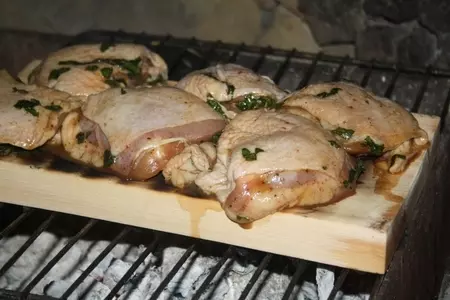 Барбекю (куриные бедра в умопомрачительном маринаде на дощечке на мангале): шаг 9