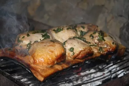 Барбекю (куриные бедра в умопомрачительном маринаде на дощечке на мангале): шаг 10