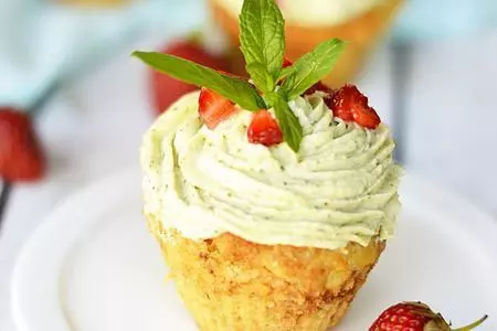 Капкейки с клубникой и мятным кремом.: шаг 7