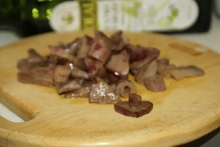 Салат из солёных груздей и квашенной капусты: шаг 1