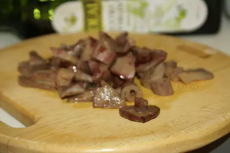Салат из солёных груздей и квашенной капусты: шаг 1